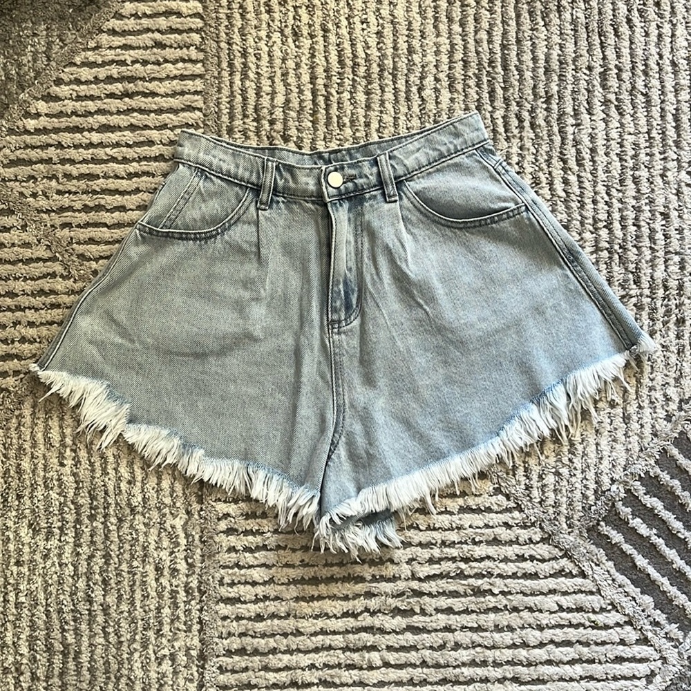 BaeVely light-wash denim high-waist shorts with distressed hem. Size Small